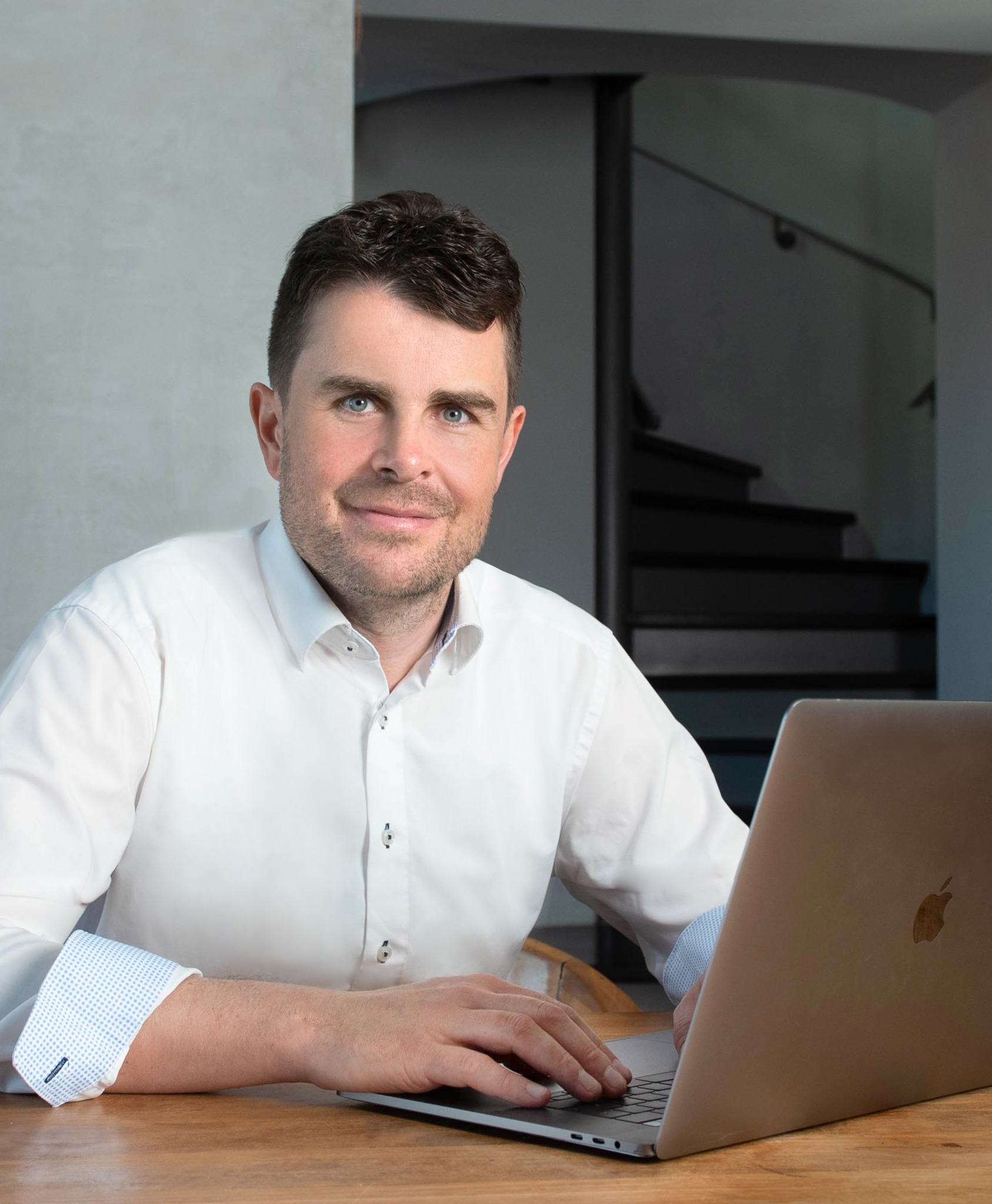 Phillip Truppe bei der Arbeit am CRM im Büro
